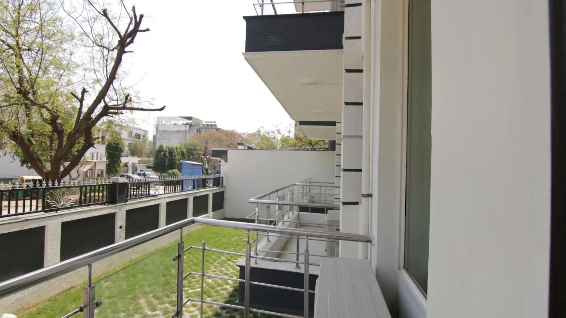 Hotel Leaf 9, Cyber City Near Ambience Mall Gurgaon 3*,