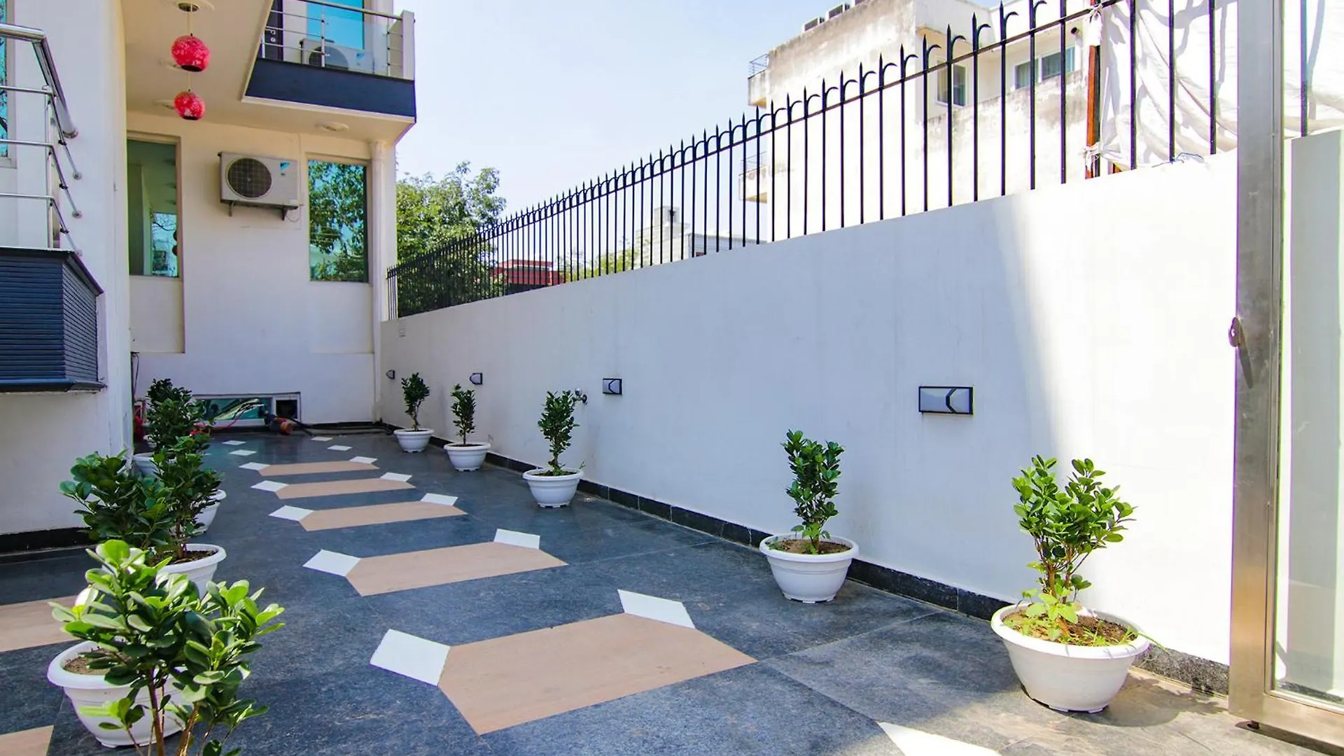 Hotel Leaf 9, Cyber City Near Ambience Mall Gurgaon